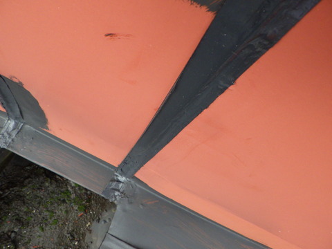 屋根トタン端部シーリング打ち換え