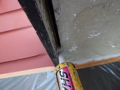 破風板、軒天井の取り合いに大きな隙間