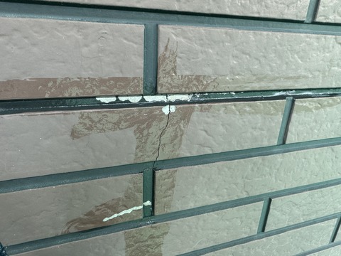 サイディングに発生したひび割れ