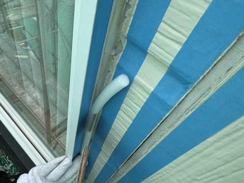 窓廻り隙間バッカー材詰め