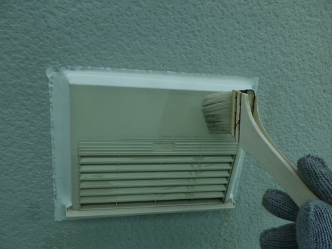 換気口には密着プライマーを塗っておきます