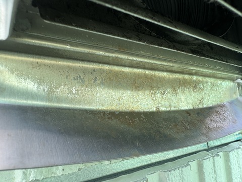 ステンレス製の換気口に発生したサビ