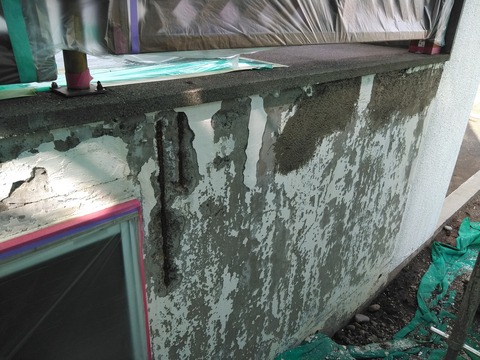 玄関横の基礎部位に重度の鉄筋爆裂が発生