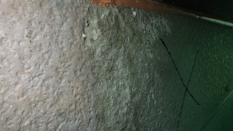 窓下に深い劣化が