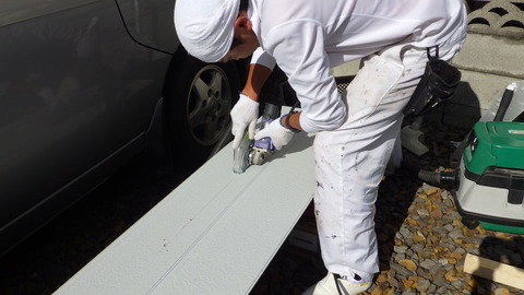 カットも慣れたものです