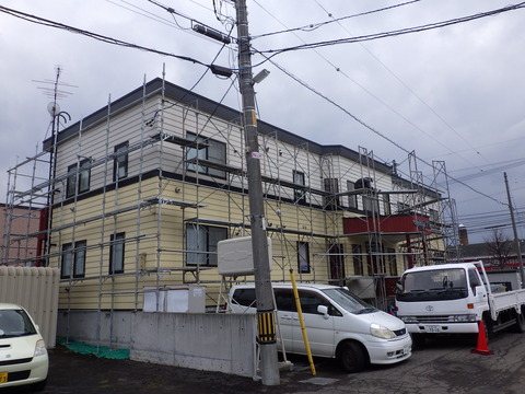 アパート足場仮設作業中