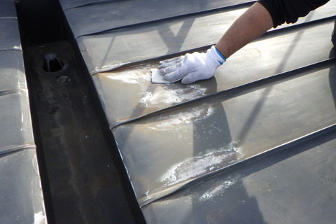 屋根トタン研磨下地処理