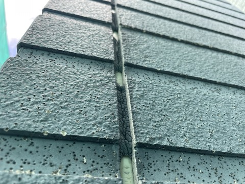 目地シールもひどく劣化しています