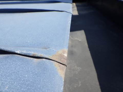 屋根端部にもサビが発生しました