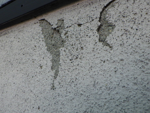 基礎モルタルには爆裂が発生しています