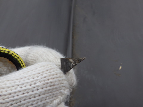 屋根トタンの切れ端が刺さっていた！