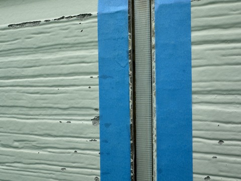 目地底にボンドブレーカーを取付けます