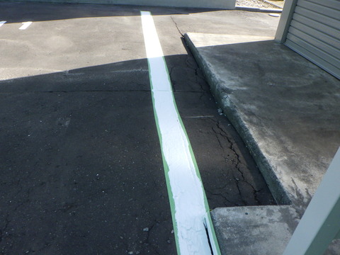 同じく白線引き