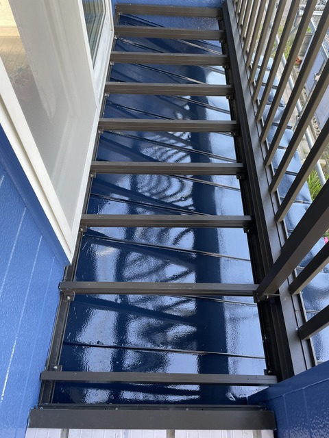 バルコニーすのこは外して塗装します