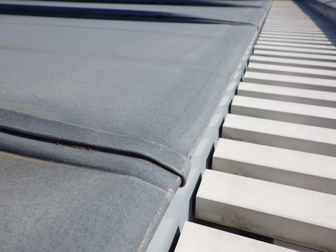 屋根端部にはまだサビが発生していません