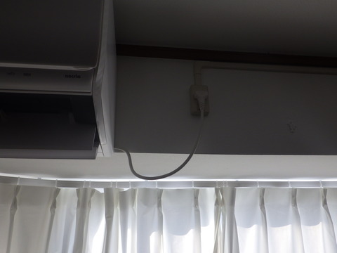 配線もぶらりと垂れ下がっている