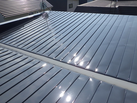 屋根上塗り完了、良い艶出てます！