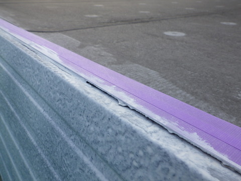 パラペットとシート防水に隙間が出来ている