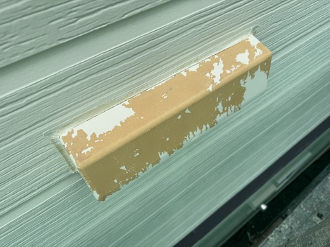 樹脂製換気口も塗膜剥離