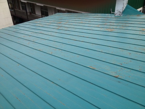 劣化が激しい屋根