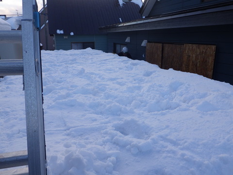 車庫上の雪を落とします