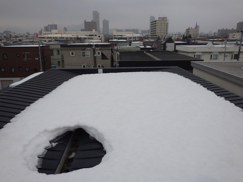 屋根には結構の雪が残っている！？