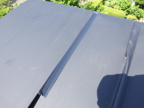 屋根トタン端部は全て防水します