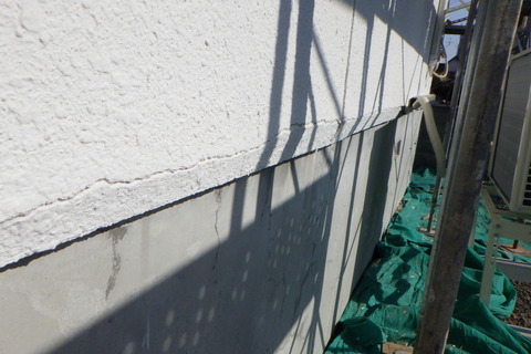 外壁の一番下が折れ曲がっている!?