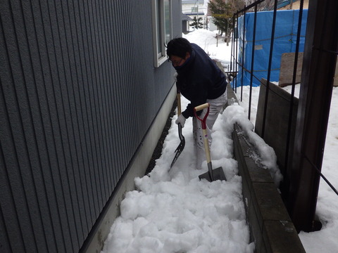 雪を細か砕いていきます