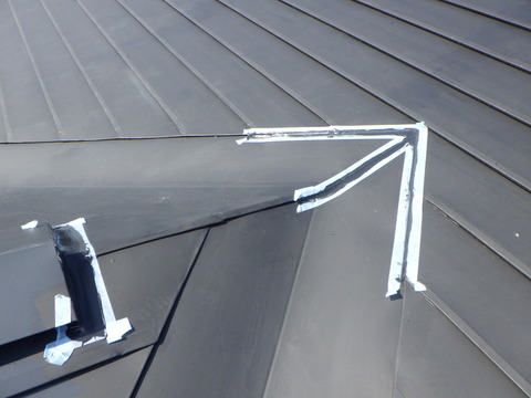 既存シーリング箇所を屋根用シーリングで打替え