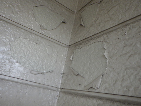 バルコニー内壁がベラベラ剥がれている