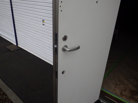 今度の扉は厚みもしっかりあります