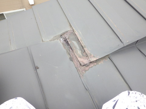 屋根トタン端部の既存防水