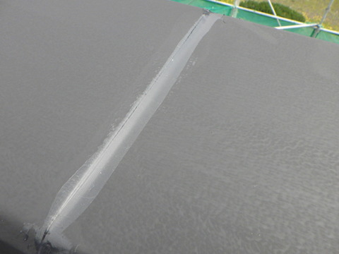 笠木重ね合わせ箇所もシーリング