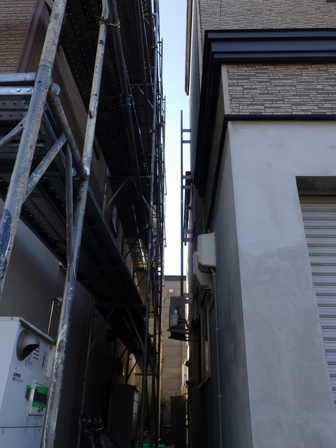向かって左側もせ・狭い^^;