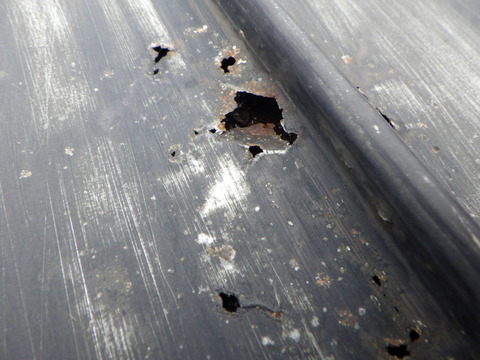 この穴は内部から腐食しています