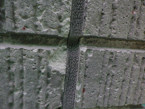 劣化箇所は写真のように水圧で簡単に欠損します