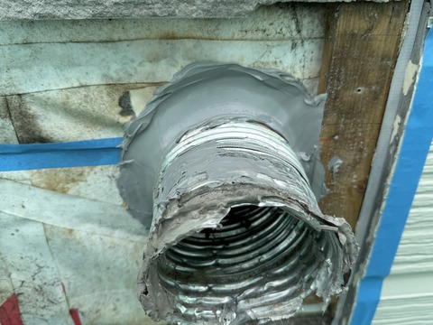 排気管の隙間を埋めます