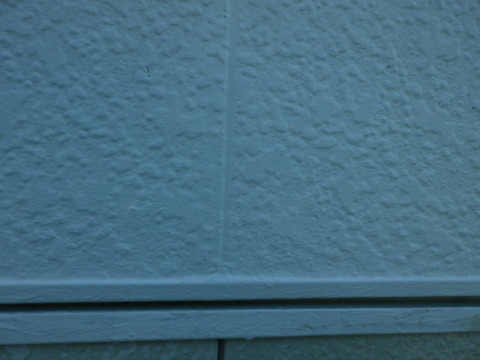 サイディング縦目地を補修材で埋めます