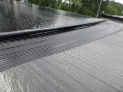 笠木トタンの重ね合わせ箇所の隙間が大きいい