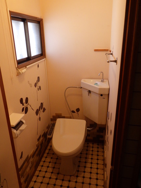トイレの内壁を塗装します