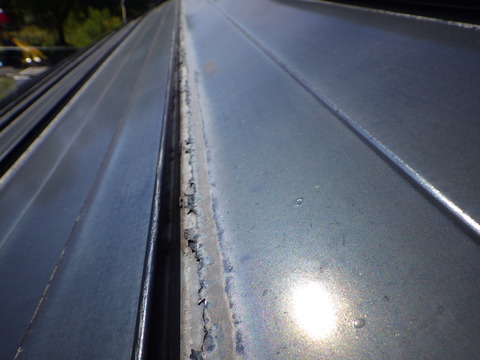 雪止めに溜まった水の影響で塗装が剥がれ錆が発生