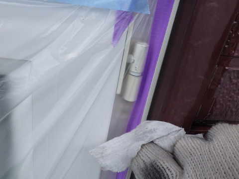 溶剤で汚れを拭き取ります