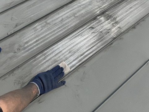 一回目の屋根塗装は念入りに研磨します