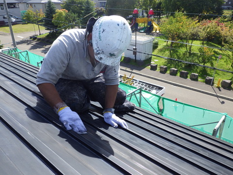 しっかり時間をかけて屋根全面削ります！