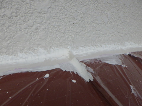 補修材で埋めます