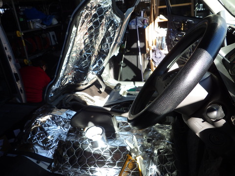 エンジンルームにはアルミ防音シートを