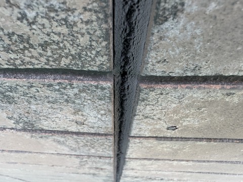 既存シーリングはかなりボロボロです