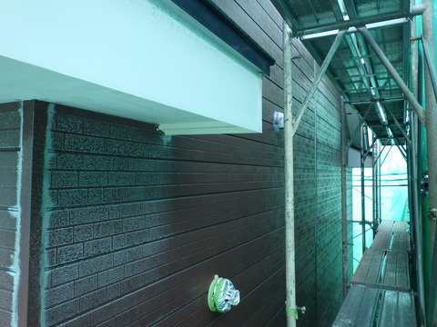 雨のかからない所だけサビている