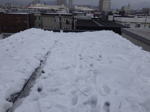 屋根雪も細かく砕く